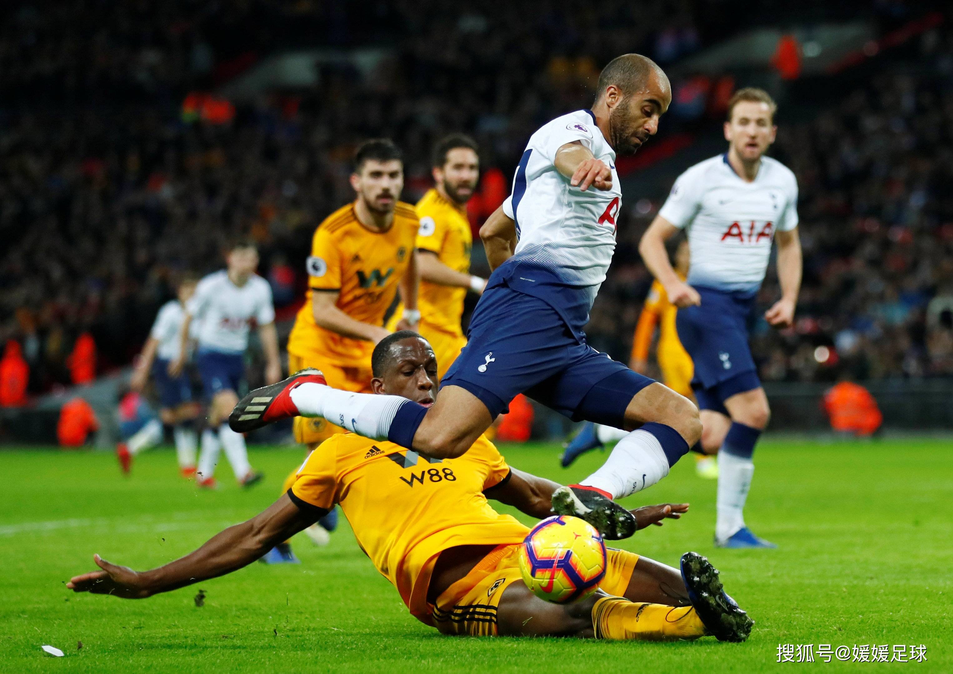 足球对决揭开战幕,球场气氛炽烈 足球对决揭开战幕,球场气氛炽烈