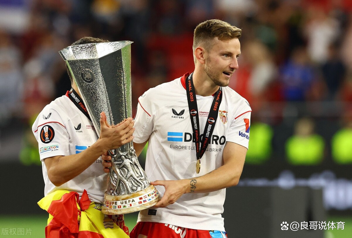 关于阿贾克斯狂胜，轻松晋级下一轮的信息