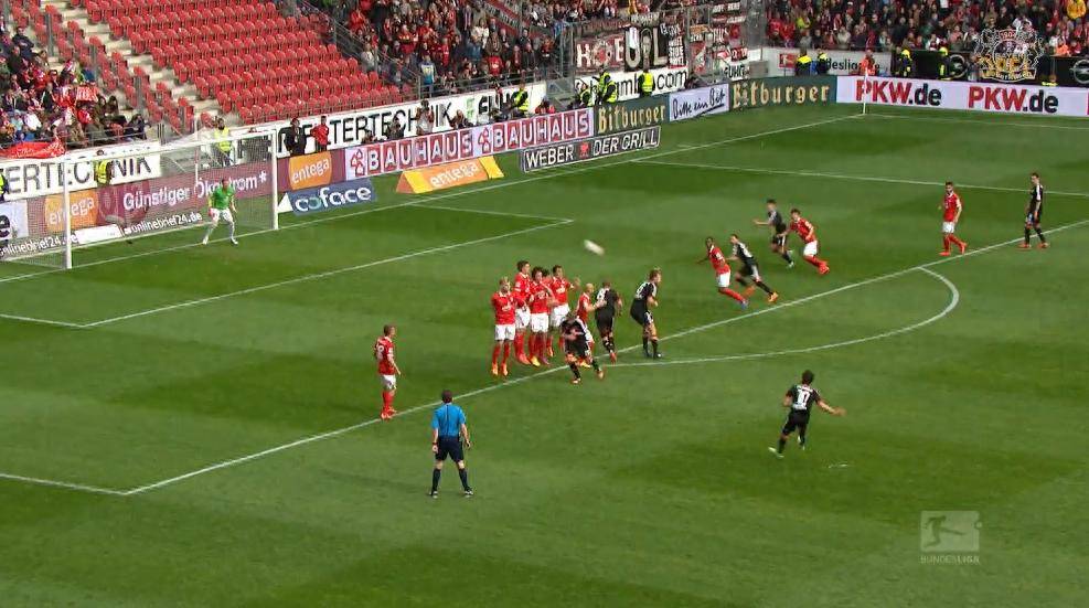 包含球队伤病情况恶化，德甲竞争日趋激烈的词条