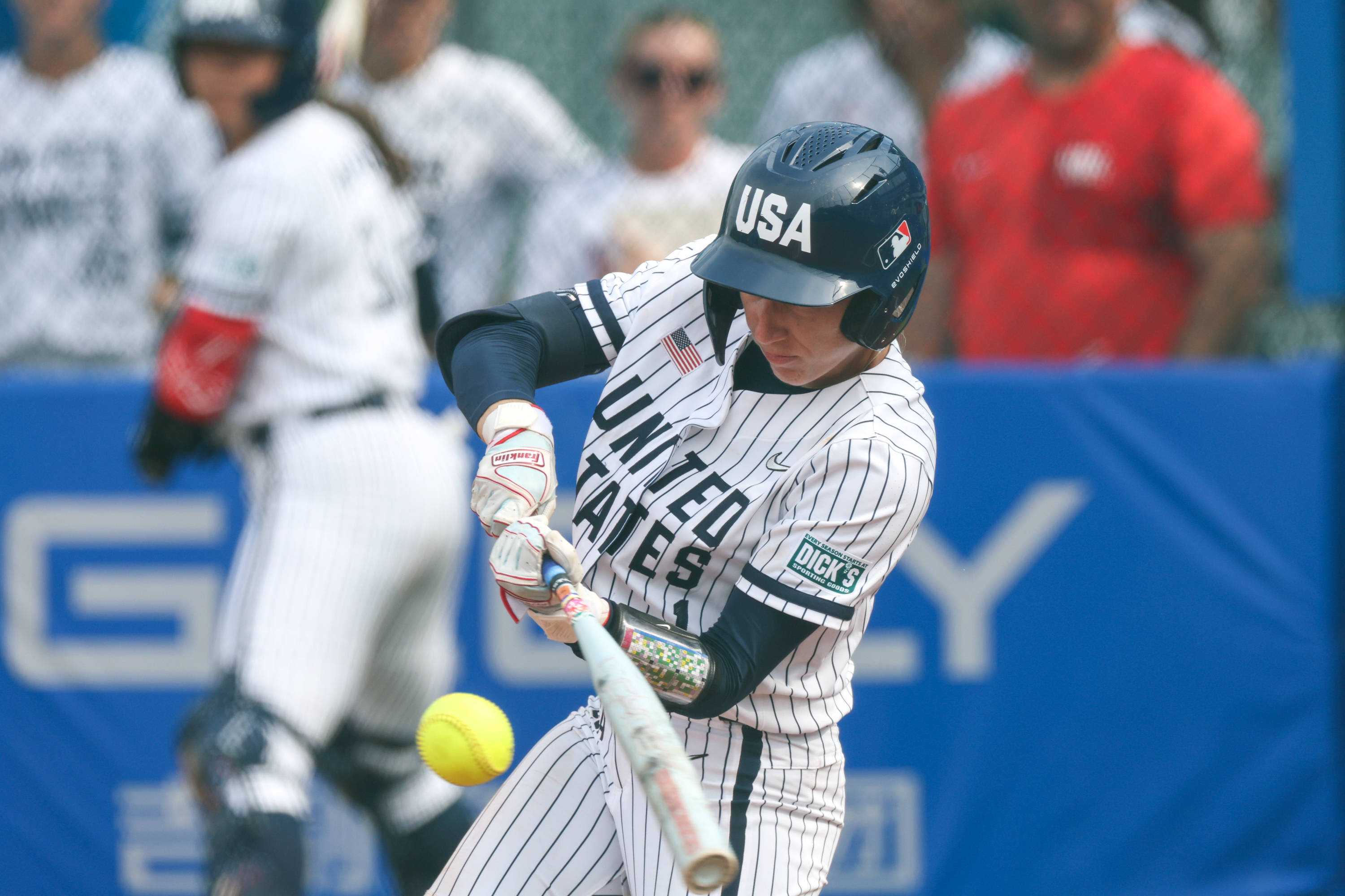 爱游戏娱乐-美国队稳操胜券，希腊选手突围女子撑杆跳跃决赛